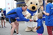 Dieter Baumann begrüsste auch die Minis vom Bambini-Lauf (Foto: MartiN Schmitz)